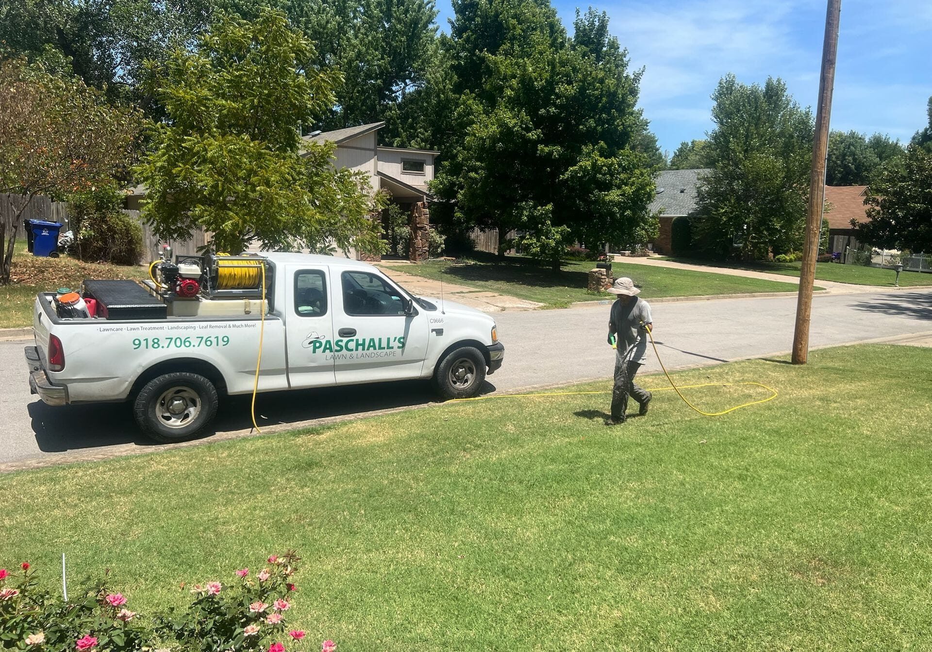 paschalls-lawn-and-landscape-hero-weed-control-and-fertilization-01-2880w